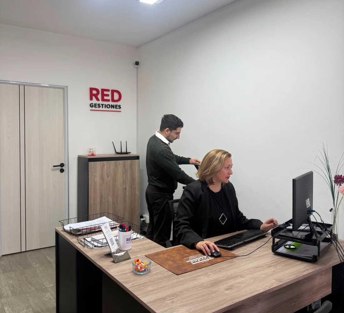Equipo de Red Gestiones trabajando en la oficina