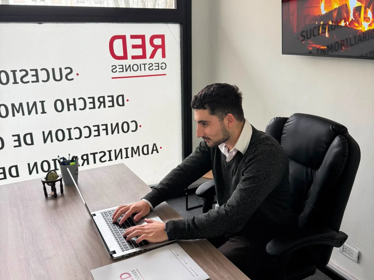Joaquín Ricaldone trabajando en gestiones registrales